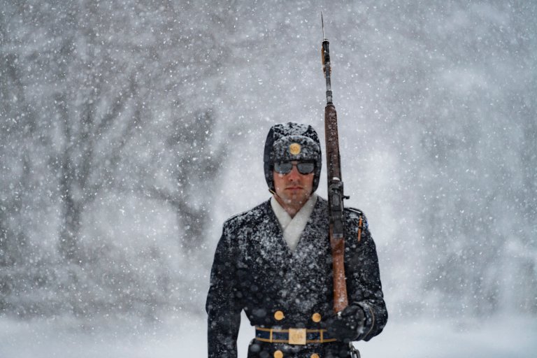 arlington tomb guards snow