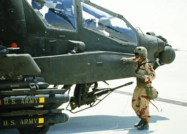 Army Apache crews who fired ‘first shots of Desert Storm’ receive Distinguished Flying Crosses